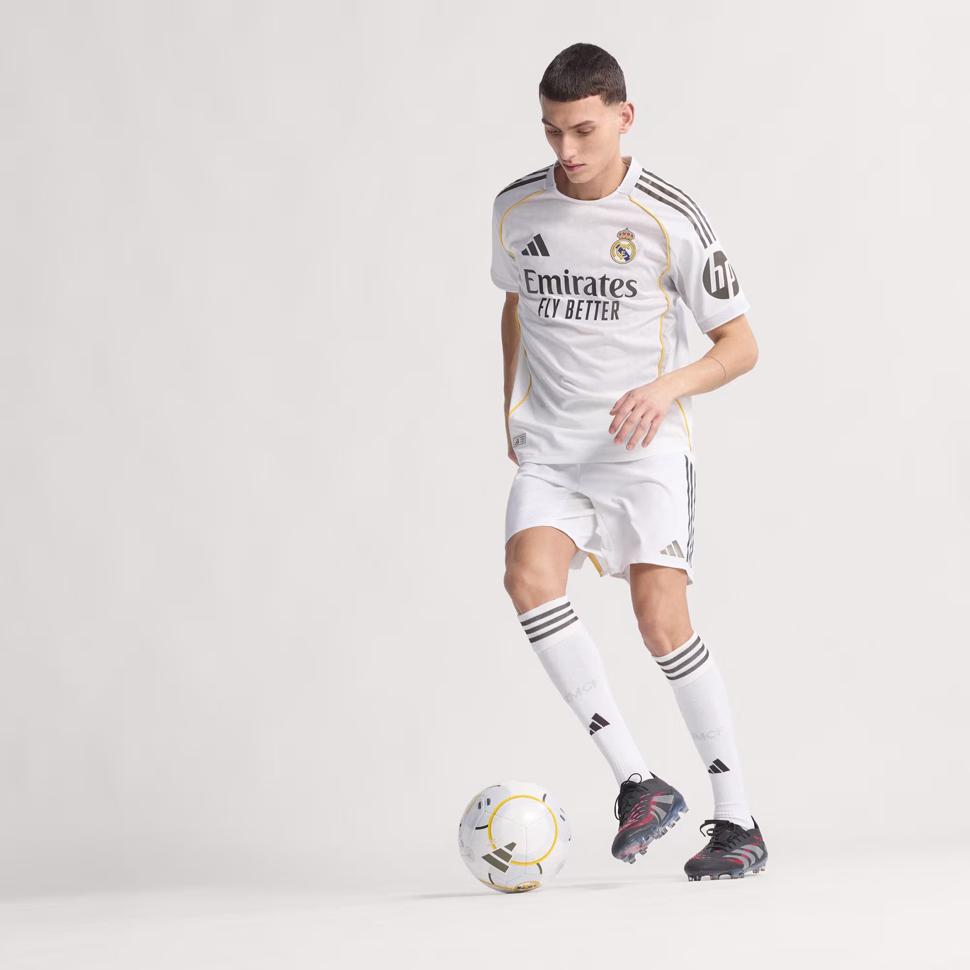 Real Madrid 25/26 Home Authentic Jersey image 1
